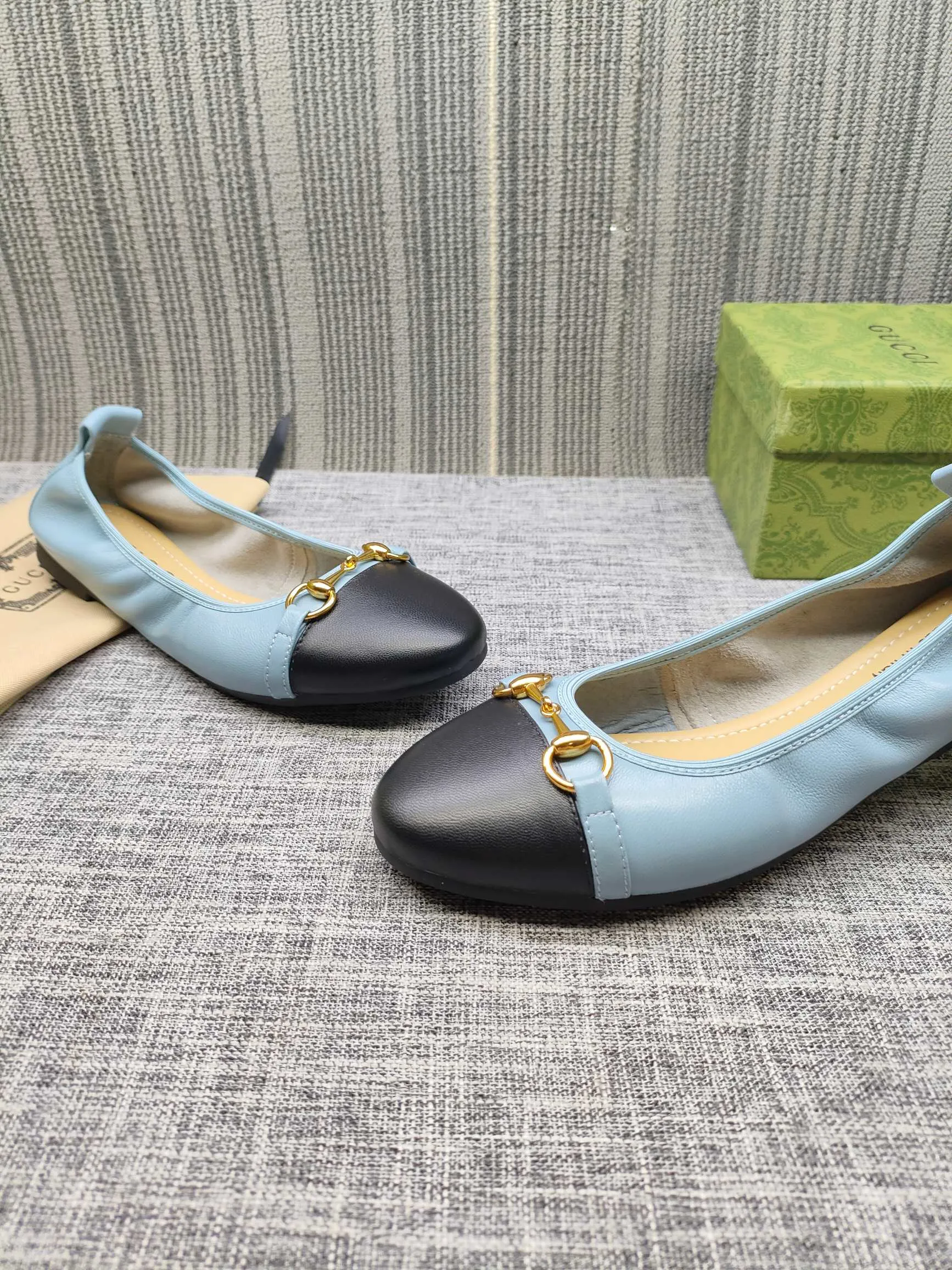 👟👟Ex-factory price 320👟👟 GUCCI's latest horsebit women's flat ballet shoes and egg roll shoes are super comfortable. The fabric is made of imported top-grade soft sheepskin. It is very comfortable on the feet and will not rub your feet. You can also roll it up and put it in your bag. It is easy to carry with you. The super soft soles are a must-have item for fairies whether you are going out for business, work, travel, shopping or at home. Fashionable and versatile, it is an indispensable pair of shoes for you. Fabric: Made of imported soft sheepskin Color: 6 colors available Outsole: PPC rubber outsole Size 34-42 (34.41.42 needs to be customized)